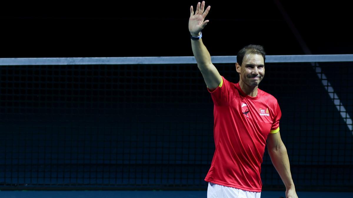 El tenista Rafa Nadal saluda a la afición durante el homenaje que recibe tras el partido de dobles que jugaron los tenistas de España Carlos Alcaraz y Marcel Granollers con la pareja de Países Bajos Wesley Koolhof y Botic Van de Zandschulp, correspondiente a los cuartos de final de la Copa Davis que se disputó hoy martes en el pabellón Martín Carpena de Málaga.