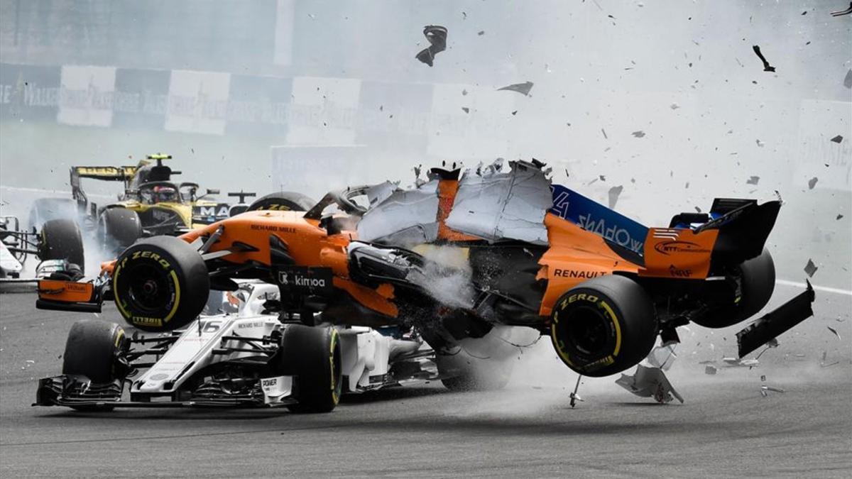 Instantánea del espectacular accidente que provó Hulkenberg y que tuvo a Alonso de protagonista
