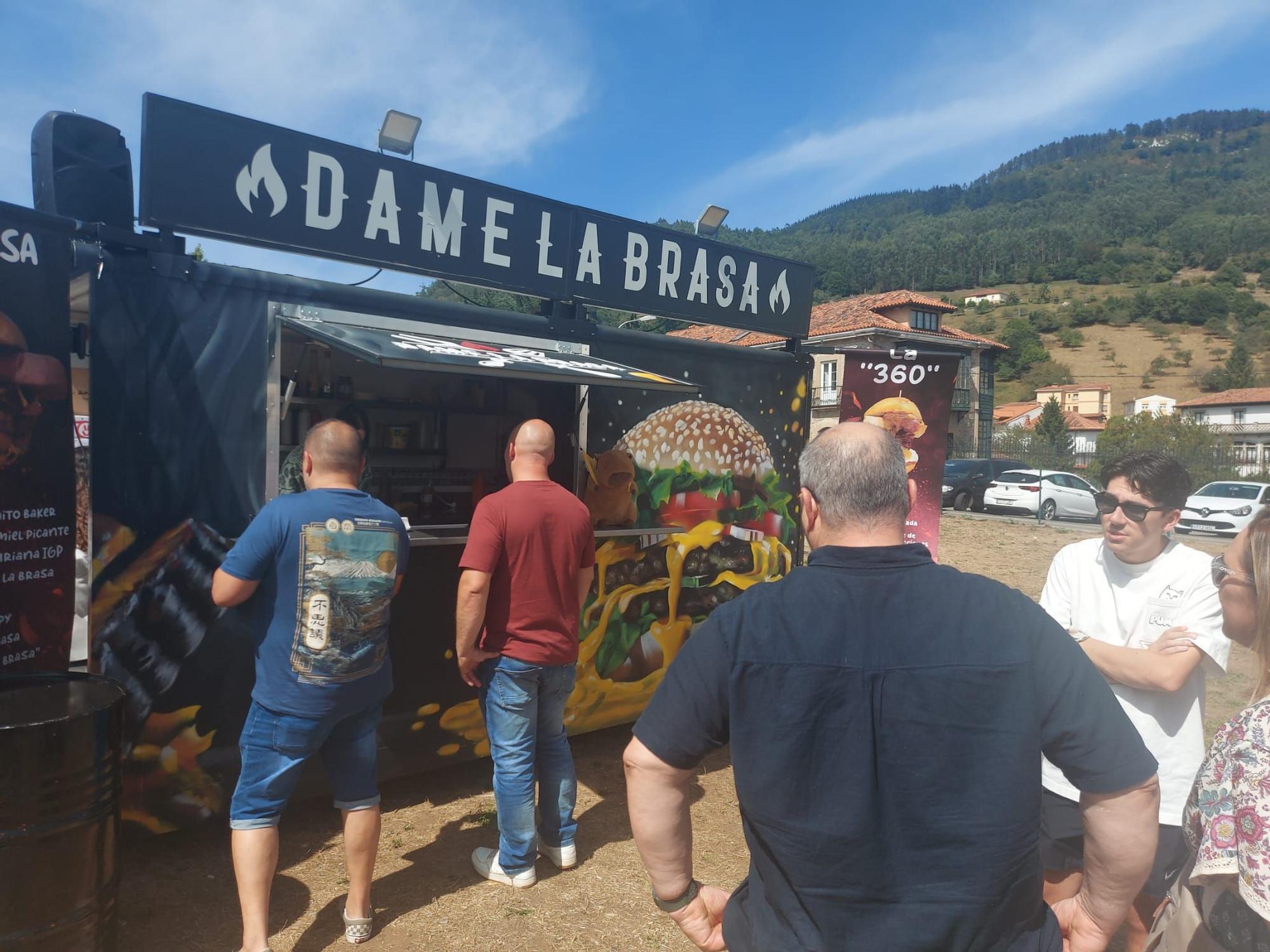 En imágenes: Salas estrena su primera quedada de foodtrucks