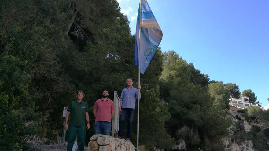 Socias, Serra y Tomàs, con la bandera en Cala Pi.