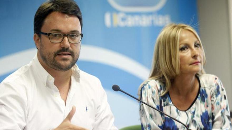 Asier Antona y Australia Navarro, ayer en su encuentro con los medios. | efe