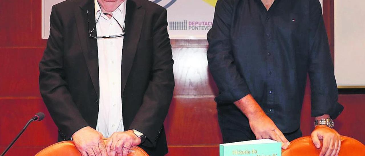 Méndez Ferrín e Xosé Ramón Pena, na presentación do IV volume da Historia de Literatura Galega no Club FARO. // J. Lores