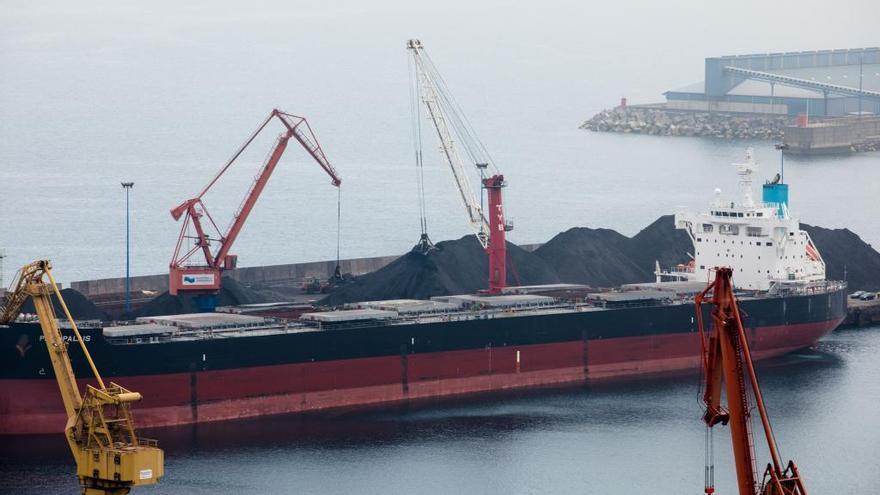 La empresa de transbordos de carbón desvía barcos a La Coruña ante las esperas en El Musel