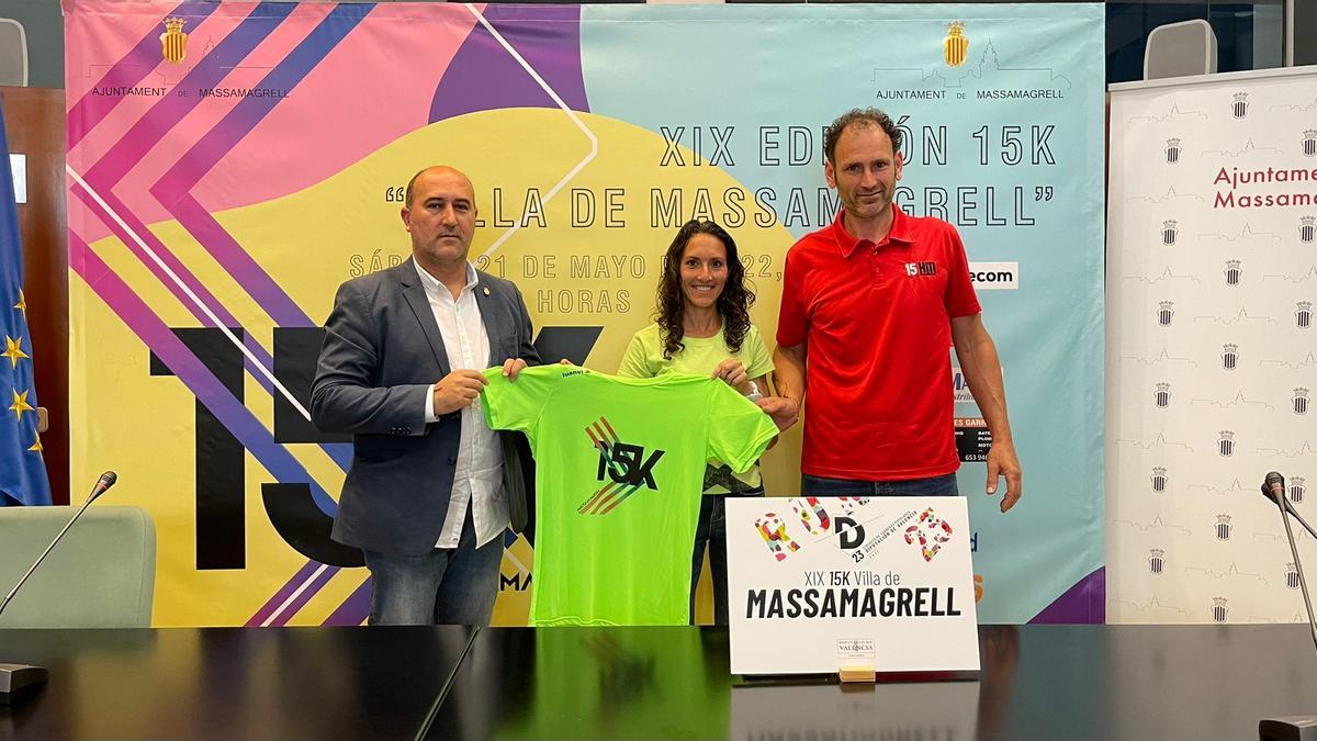 El alcalde de Massamagrell, Paco Gómez;  el director técnico de la 15K, Emilio Segarra; y la actual campeona de España de 10K en ruta, Laura Méndez, en la presentación de la 15K.
