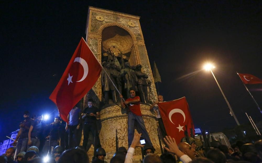 Manifestació davant el Monument a la República a la Plaça de Taksim a Istanbul,
