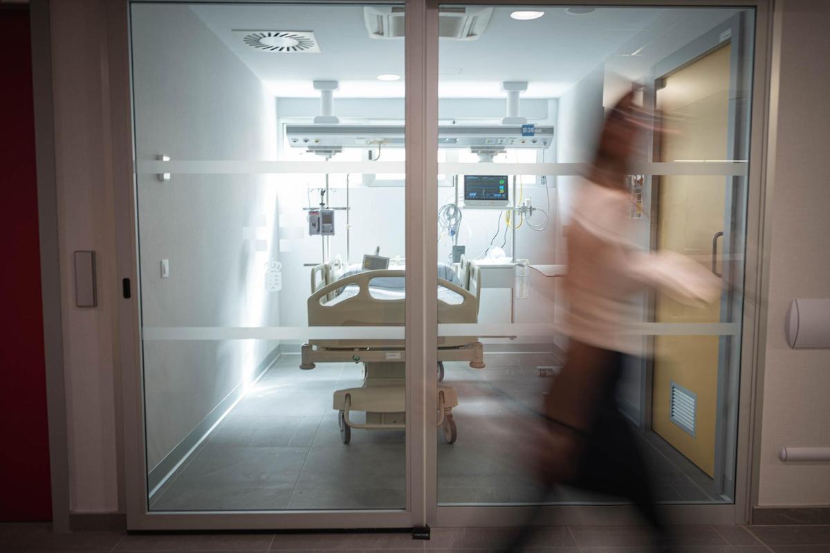 Uno de los cubículos de aislamiento en Urgencias del Hospital de La Candelaria.