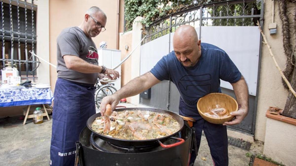 Los cocineros Quim Marquès (Suquet de l’Almirall) y Xesco Bueno (Ca l’Esteve) charlan sobre el arroz y lo cocinan en casa del primero. Ambos han publicado sendos libros sobre la gramínea.