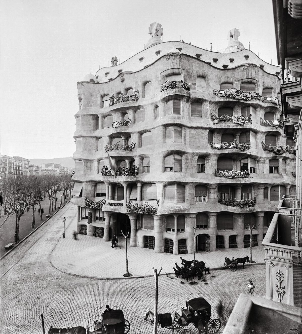 La Pedrera, con una docena de cabras a sus pies, quizá maravilladas por esos peñascos.