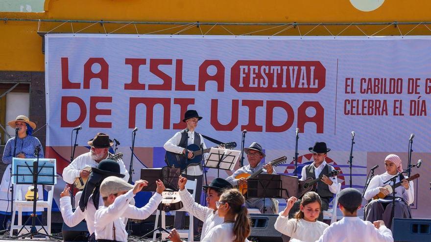 La música tradicional llena la Plaza de San Rafael en el Encuentro Familiar de La Isla de Mi Vida