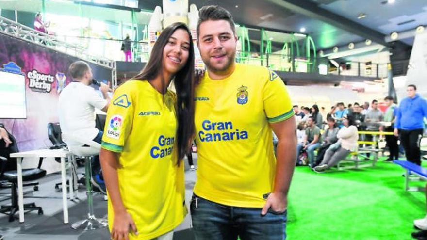 Tania Santana, de Firgas, y Andoni Lorenzo, de Mogán, en el arena de la &#039;Derby Canarias Cup&#039; en el Museo Elder, el pasado sábado.