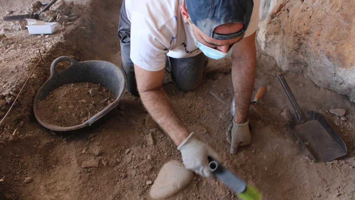 Uno de los arqueólogos trabajando en la excavación.