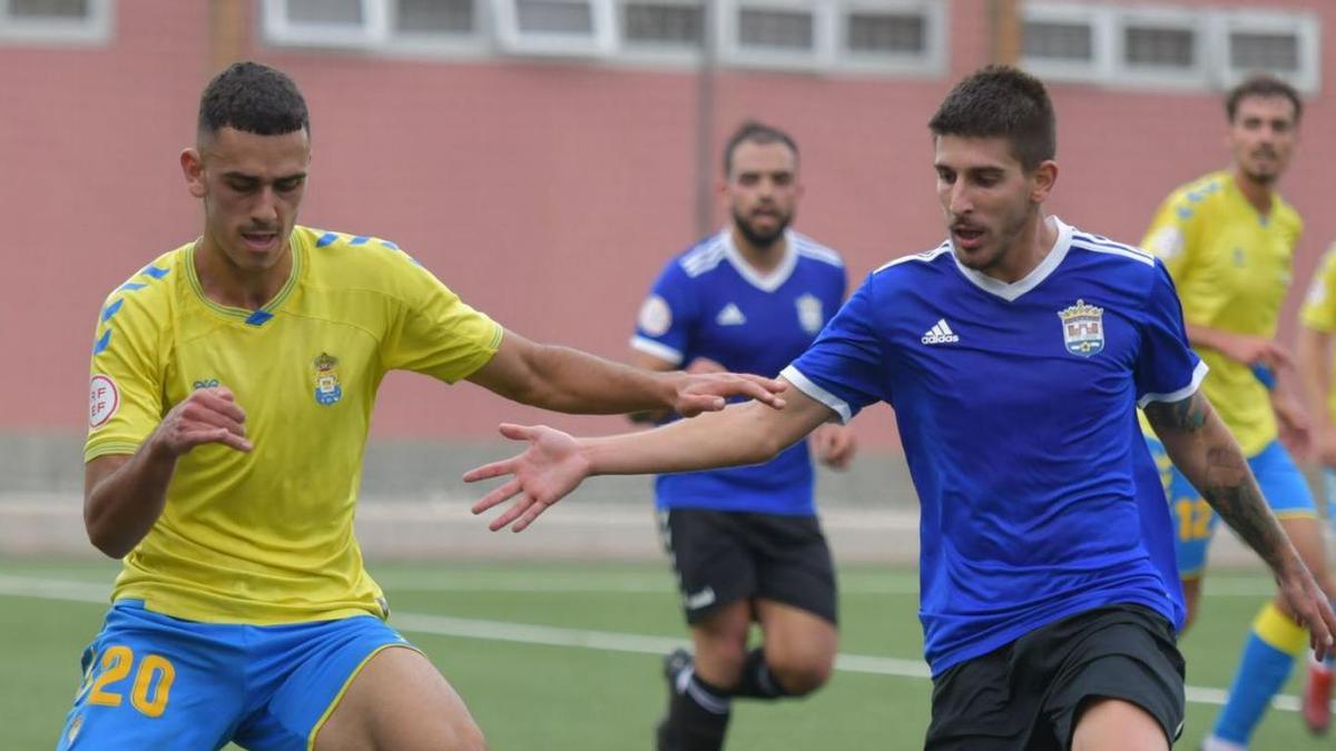 Lance del juego durante el partido entre Las Palmas C y Vera, ayer en el Anexo. | | LP/DLP