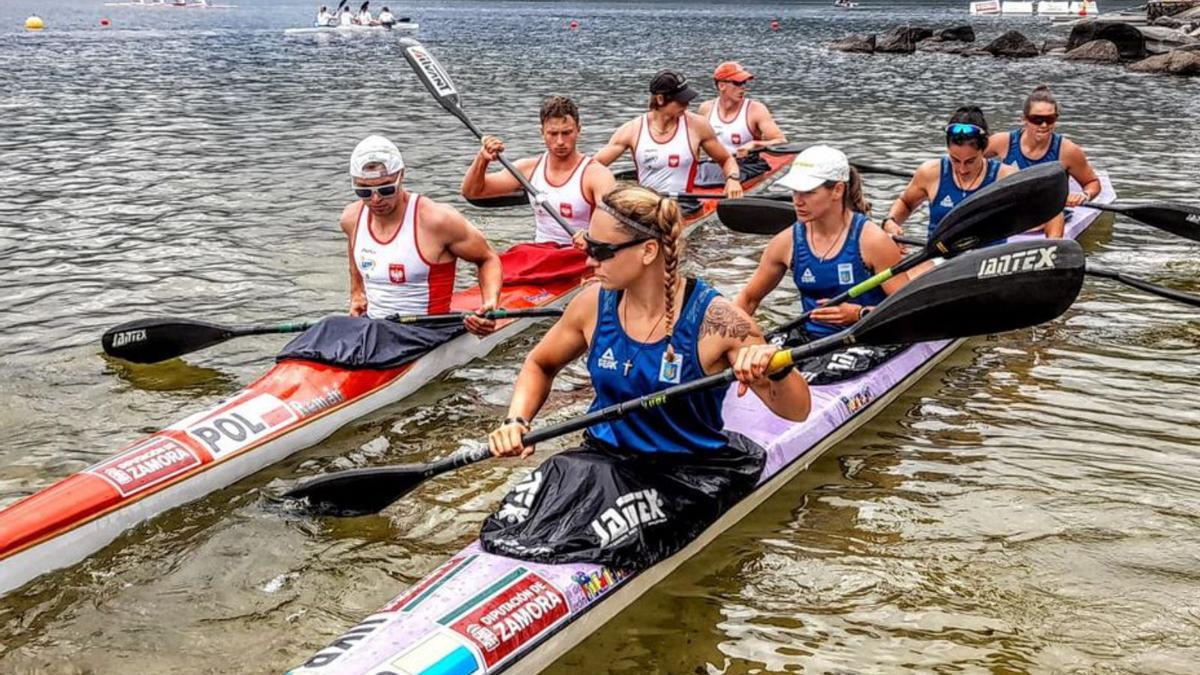 Las palistas ucranianas, embarcando junto al K4 polaco masculino.