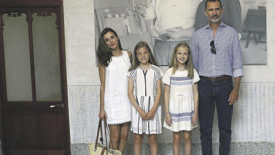 La Reina, con su famoso minivestido blanco; sus hijas Sofía y Leonor, y Felipe VI, en el museo, en Sóller.