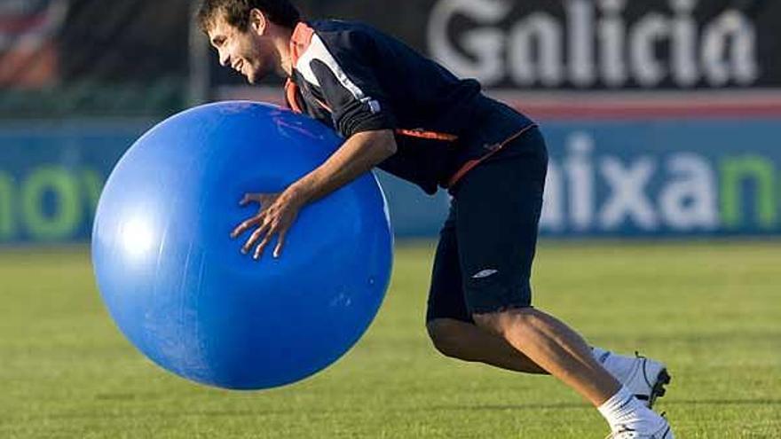 Borja Oubiña se ejercita con un balón durante un reciente entrenamiento en A Madroa.