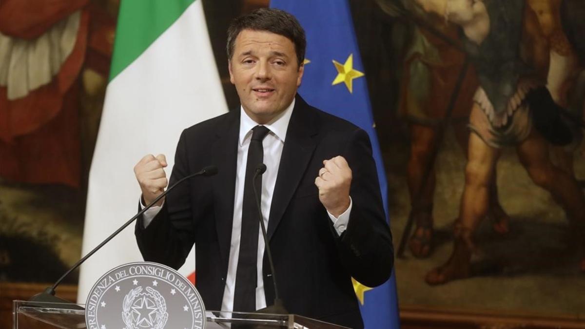 Renzi gesticula durante la rueda de prensa en Palazzo Chigi, esta madrugada, en Roma.