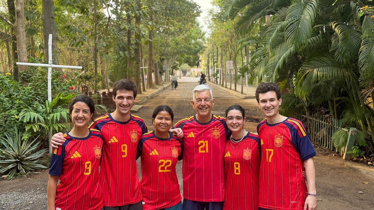 De izquierda a derecha, Lucía Fernández-Mellado Gómez (voluntaria médico especialista en rehabilitación), ⁠Ignacio de la Vega Morán, la doctora Nhor Chamrom (médico del centro de salud donde los jóvenes gijoneses hicieron el voluntariado), ⁠Kike Figaredo, ⁠Ana Cuetos Menéndez y José Bermejo Cifuentes.