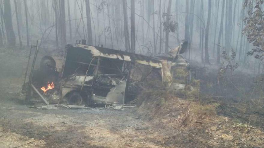 Imagen del estado en el que quedó el camión motobomba que ardió el sábado en Mandiá (Ferrol) y cómo era antes de calcinarse.