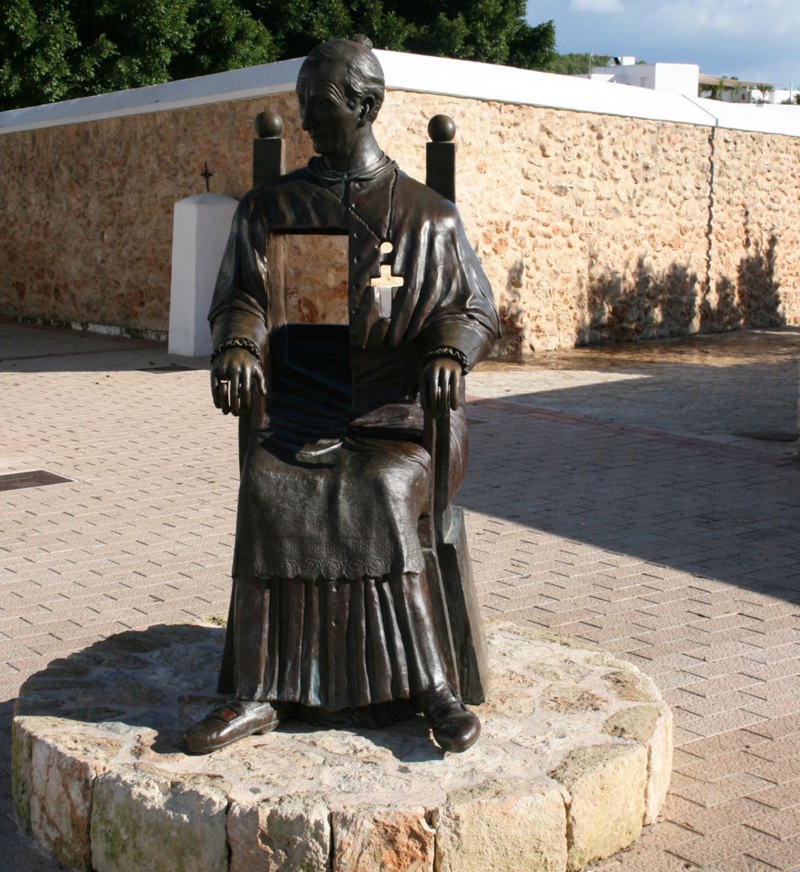 l’escultura de bronze dedicada al bisbe Manuel Abad y Lasierra, obra de Pere Joan Hormigo i que s’inaugurà el 2009.