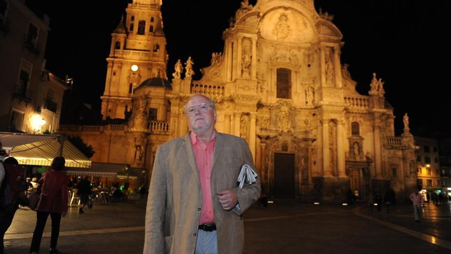 Pedro García Montalvo posa en la plaza Belluga de Murcia, frente a la Catedral.