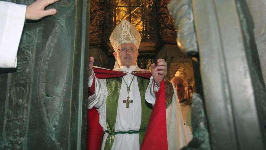 El arzobispo Julián Barrio durante el cierre ayer de la Puerta Santa. // X. Álvarez