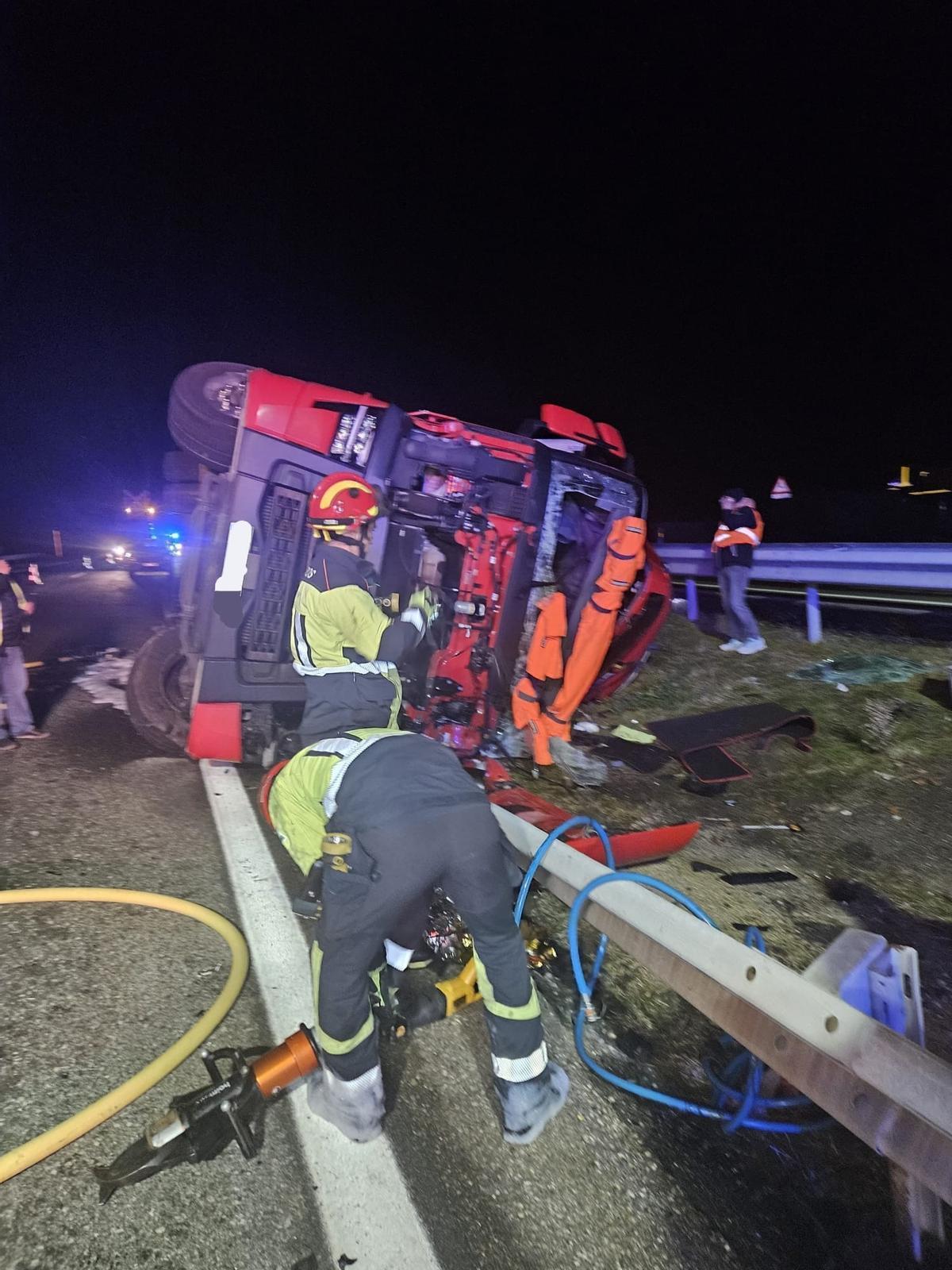 El camión, tras el accidente en Lubián.