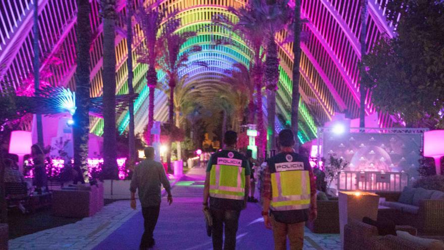 La policía de Valencia inspecciona las zonas de ocio nocturno.