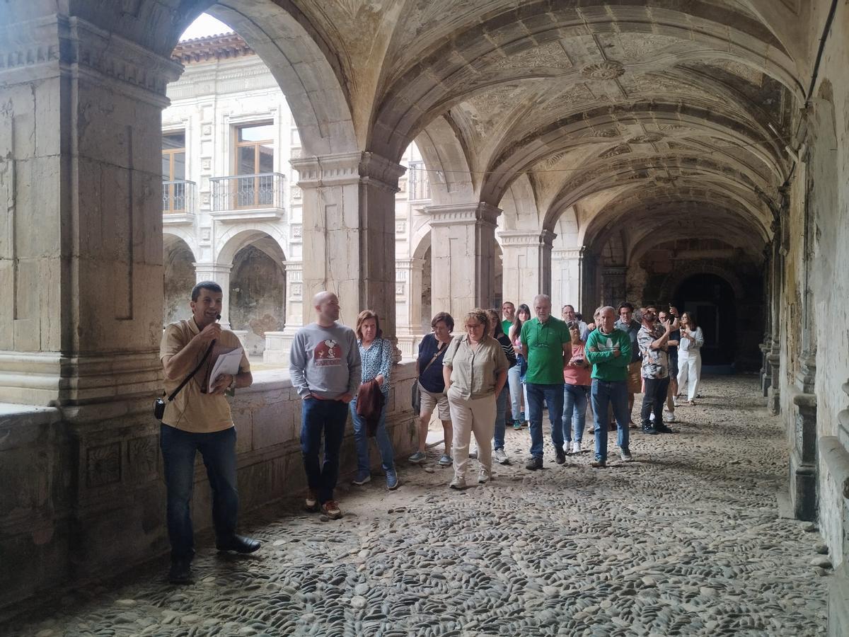 Así fue la visita guiada al monasterio de Cornellana, en Salas