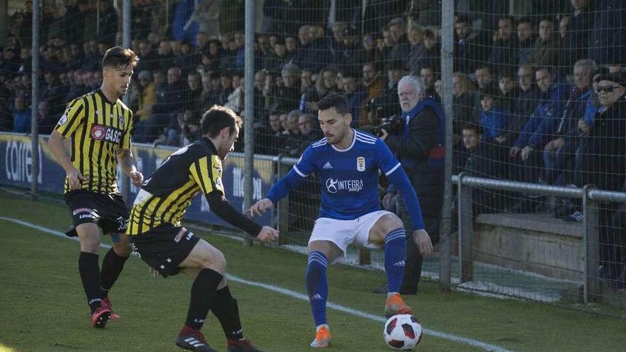 Lobato controla el balón ante dos rivales del Barakaldo, ayer, en las instalaciones de El Requexón.