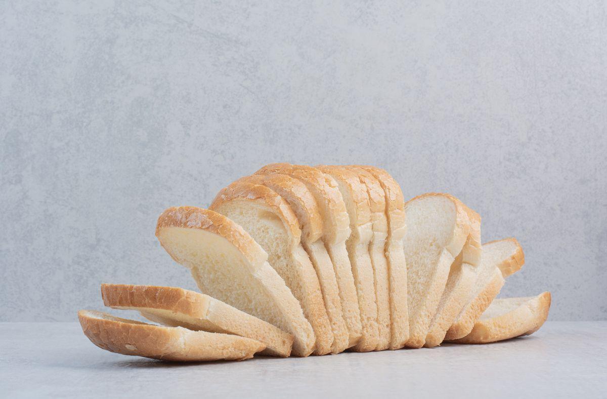 El pan integral aporta más fibra en comparación con el blanco, que tiene más calorías
