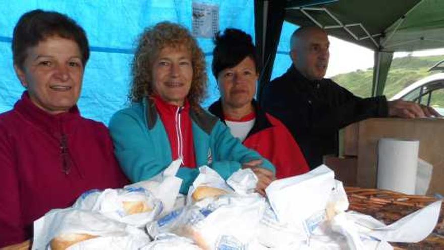 Por la izquierda, Rosa Marcos, María Area, Pilar Sánchez y Alberto González, con los bollos preñaos.