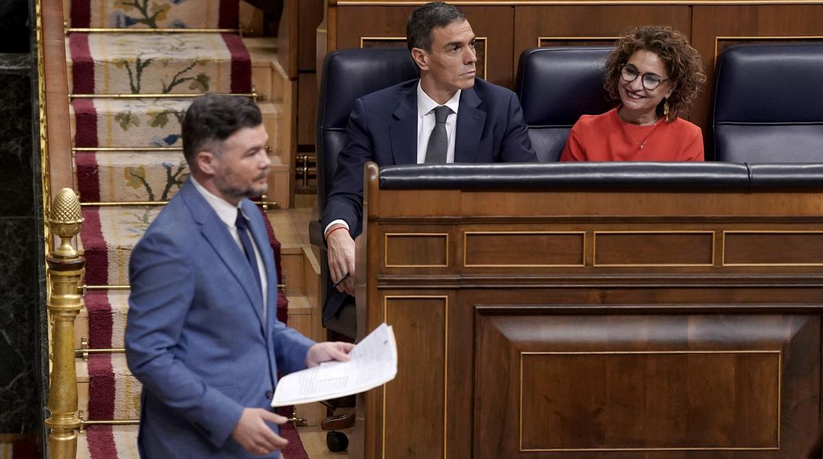 El portavoz de ERC en el Congreso, Gabriel Rufián, pasa junto al presidente del Gobierno, Pedro Sánchez, y la vicepresidenta primera, María Jesús Montero, durante el pleno del Congreso este miércoles.