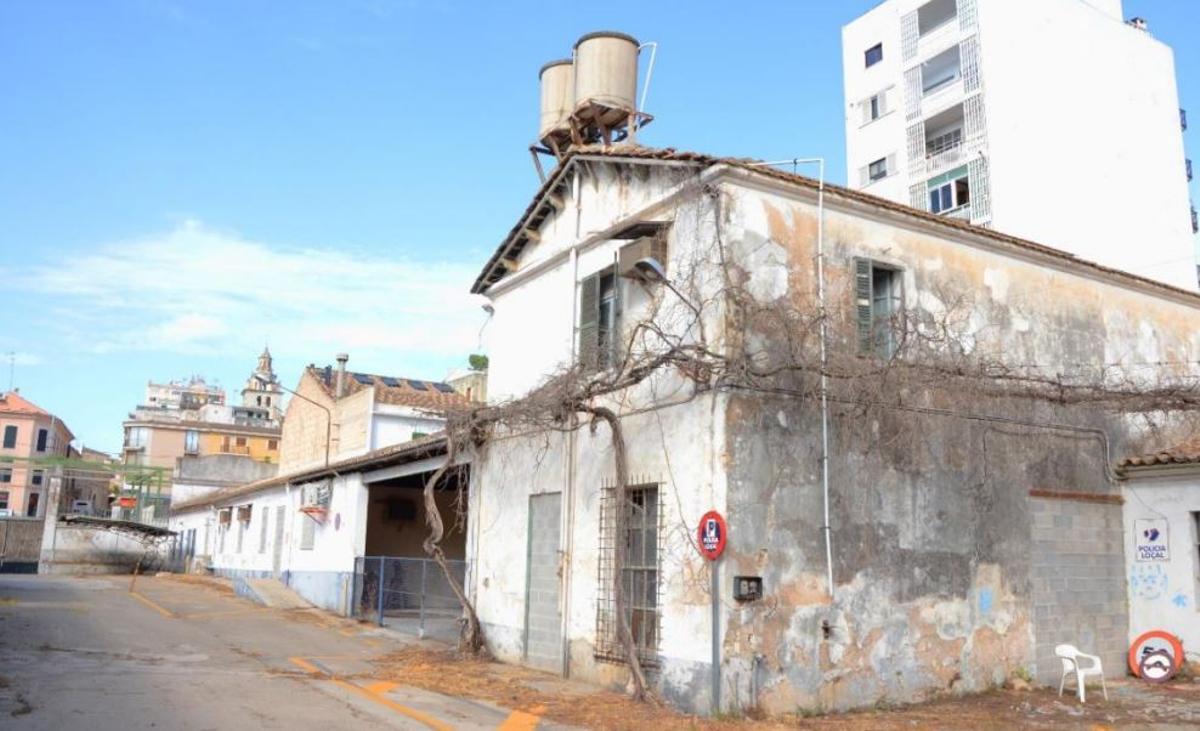 El edificio, desde el interior del complejo.