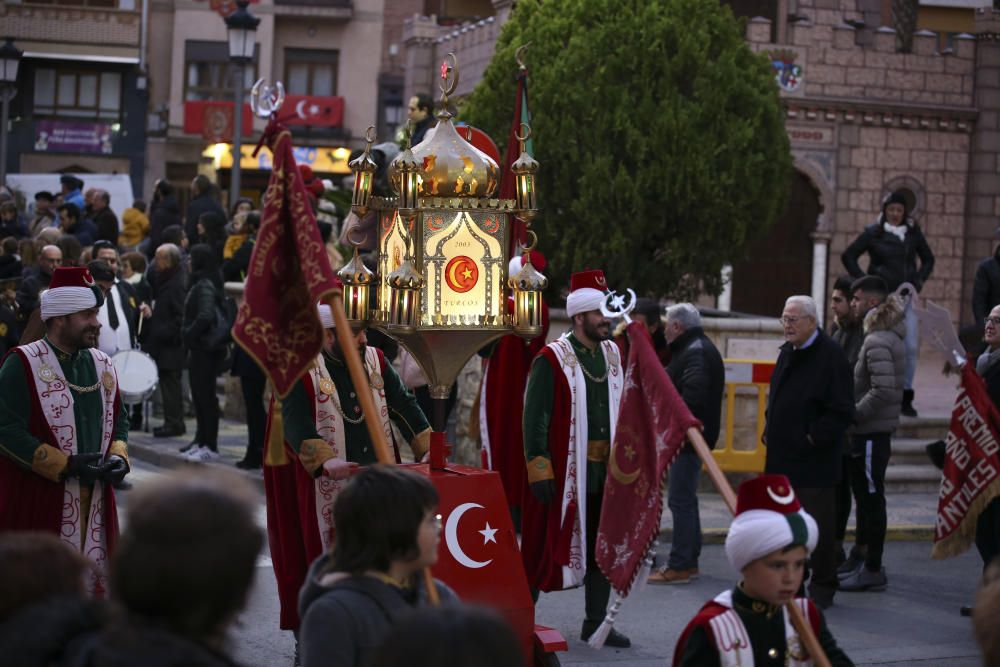 La comparsa Turcos sacude las calles a cinco días de los Moros y Cristianos de Sax