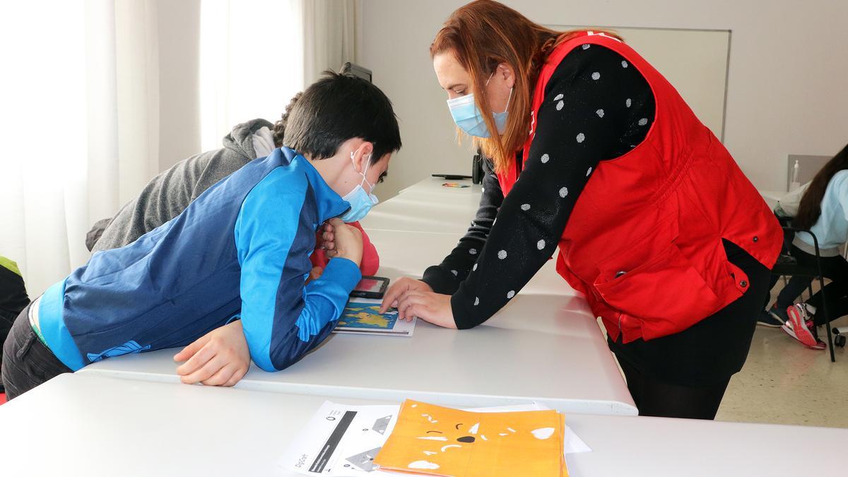 Niños con sus tablets en Cruz Roja.