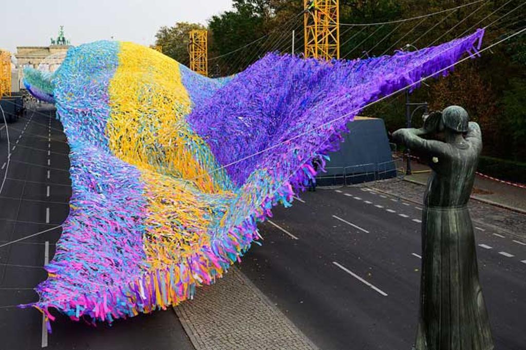 La instalación de 18.000 metros cuadrados con más de 30.000 mensajes escritos por los ciudadanos y que sobrevolará la Puerta de Brandemburgo