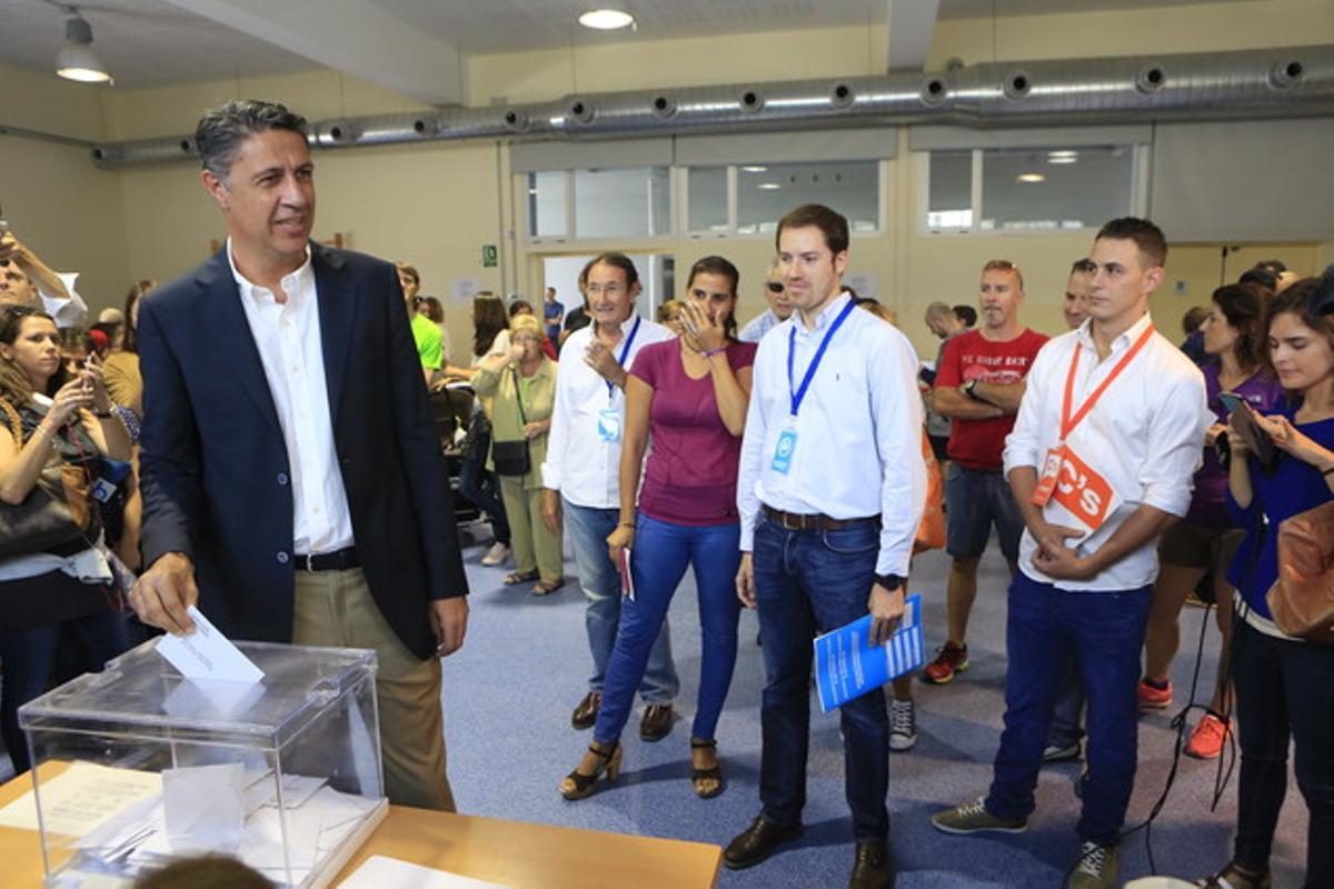 Xavier García Albiol deposita su voto en el colegio Lola Anglada de Badalona.