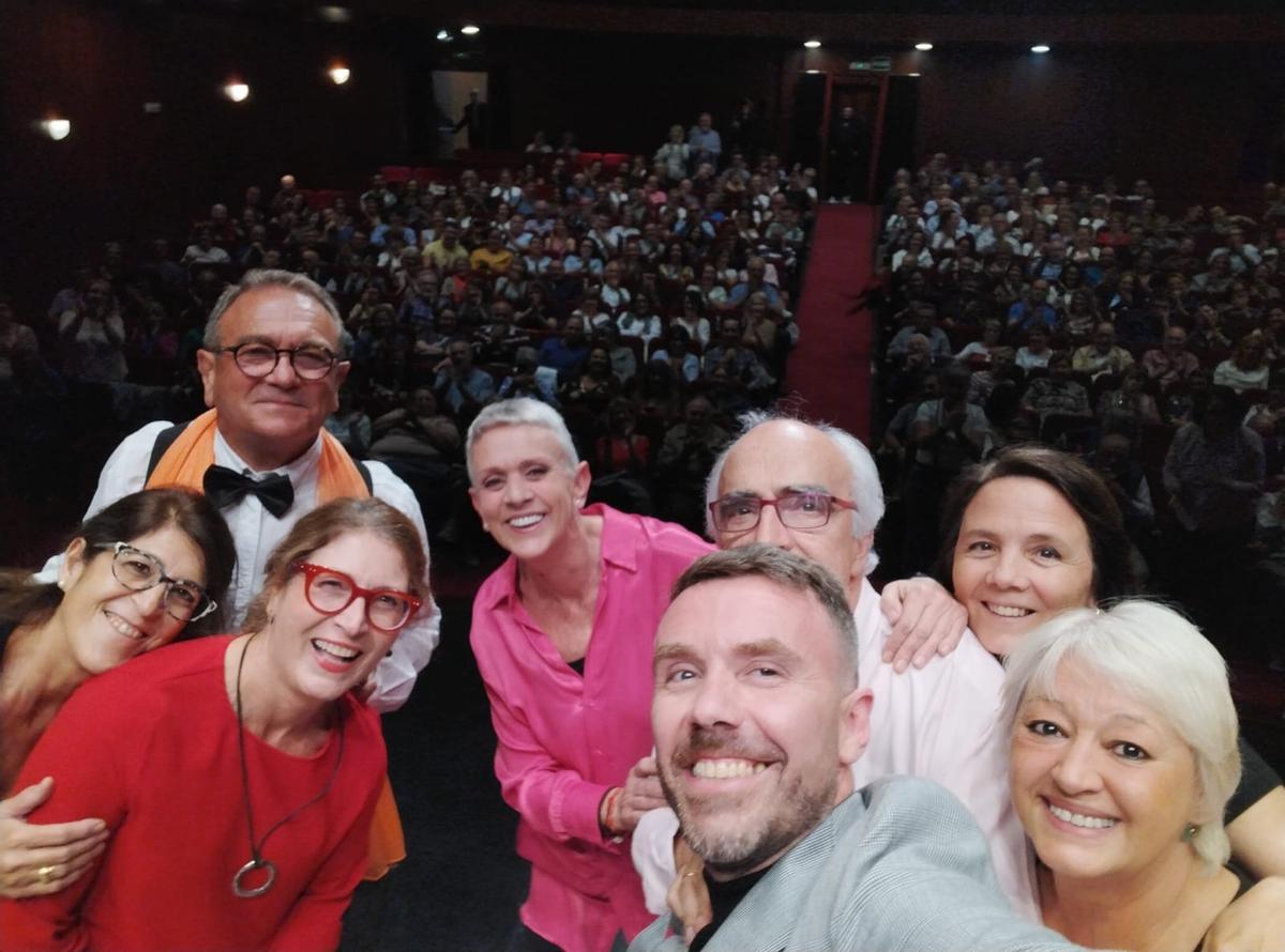 Los y las integrantes de Caomuna Gàbia Teatre