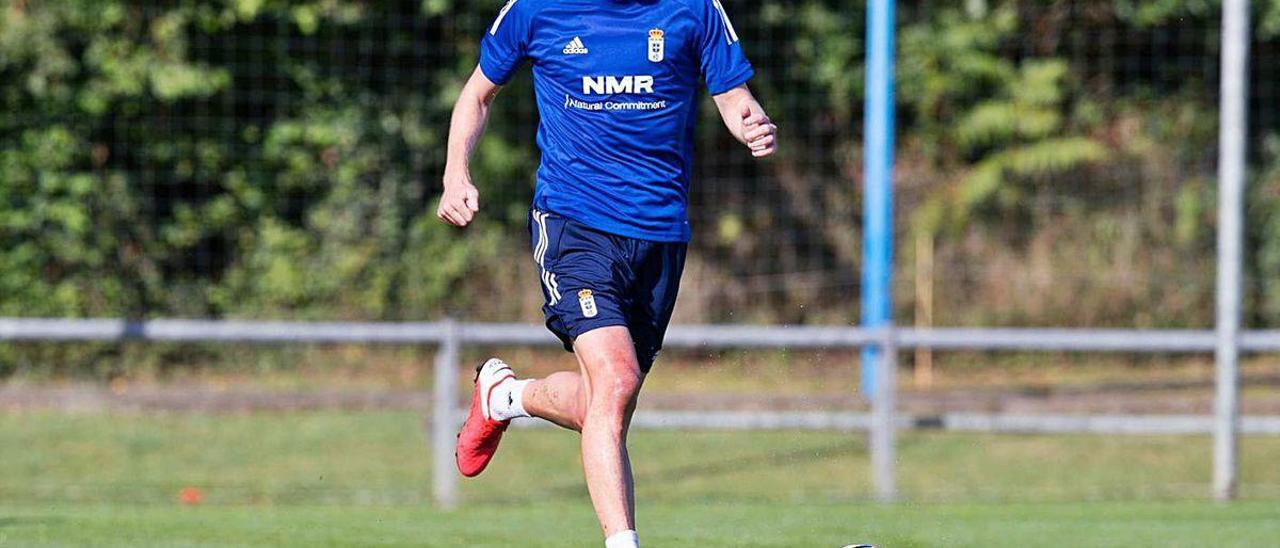 Mossa, durante el entrenamiento del Oviedo ayer en El Requexón.