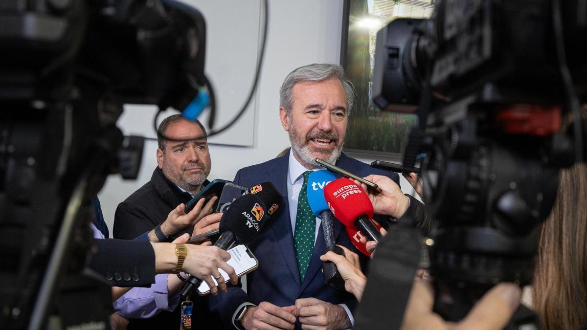 El presidente de Aragón, Jorge Azcón, este miércoles atendiendo a los medios de comunicación.