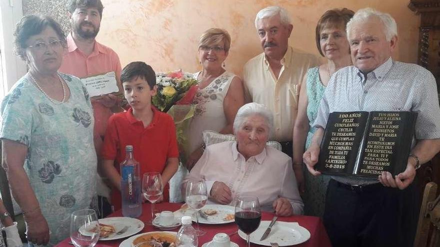 El Concello rinde homenaje a una vecina centenaria de Arteixo