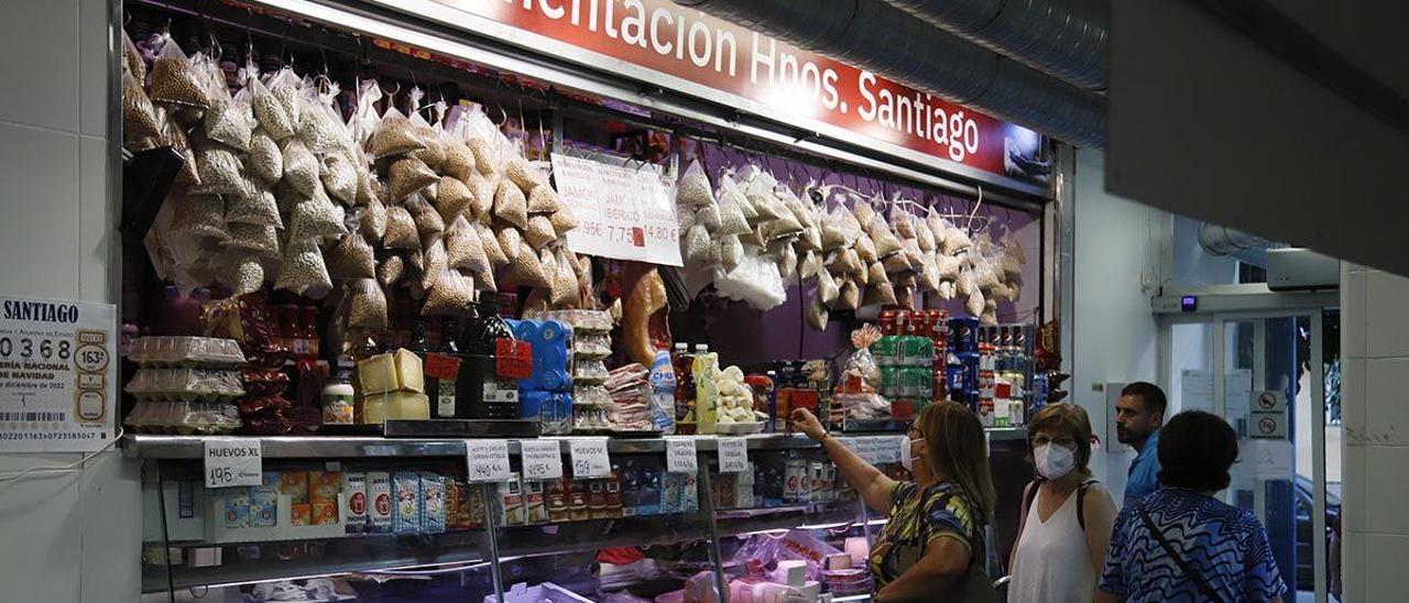 Puesto de alimentación en un mercado de abastos de Córdoba.