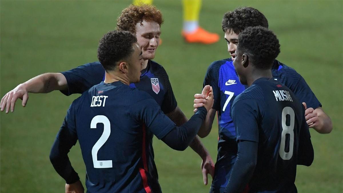 Dest, felicitado por sus compañeros tras marcar un gol con Estados Unidos