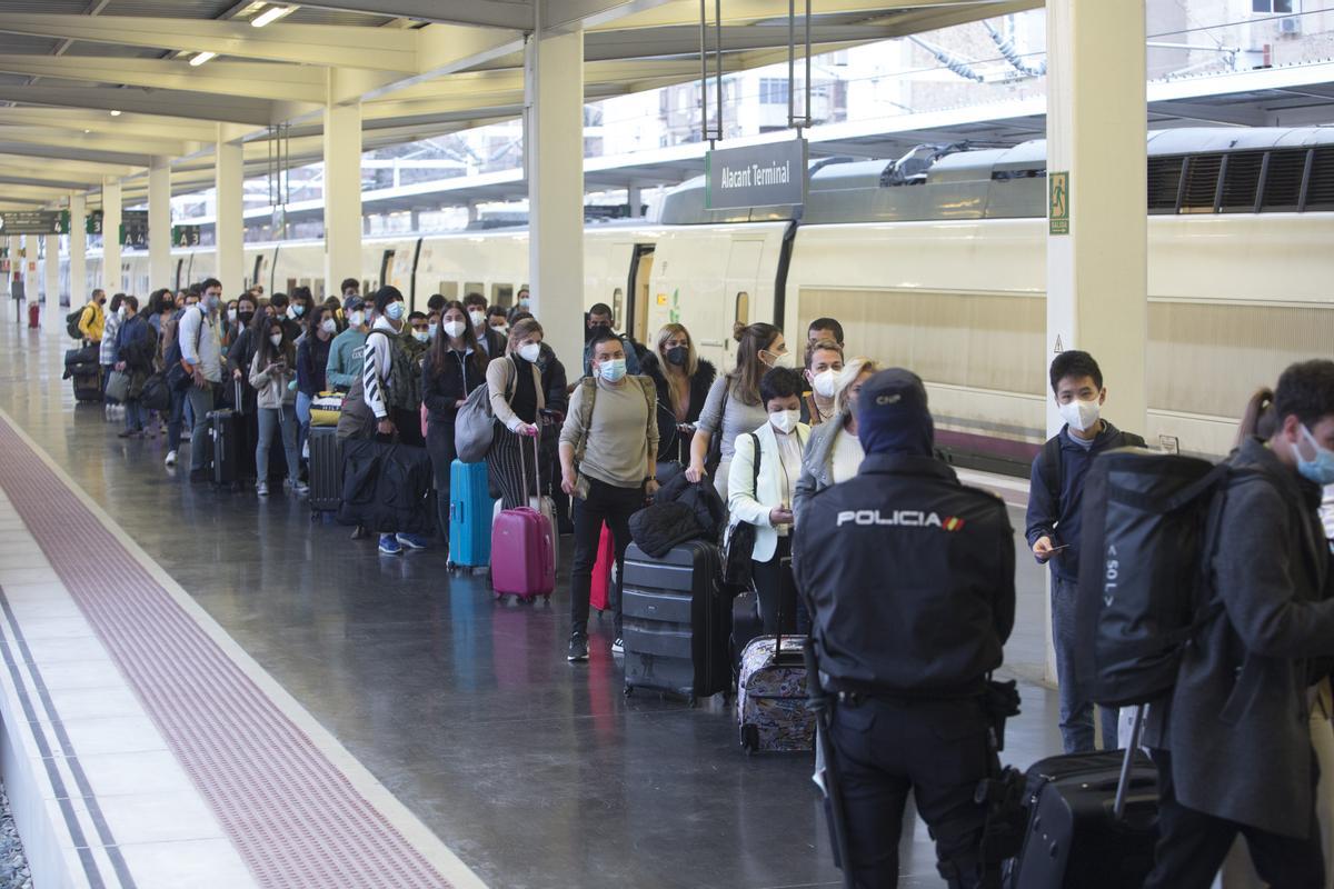 Controles de la Policía Nacional en la estación de Renfe en Alicante Controles de la Policía Nacional en la estación de Renfe en Alicante