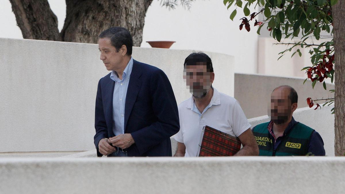 Zaplana llega a su chalé en Benidorm, acompañado de agentes de la UCO, para asistir al registro, tras ser detenido el 22 de mayo de 2018.