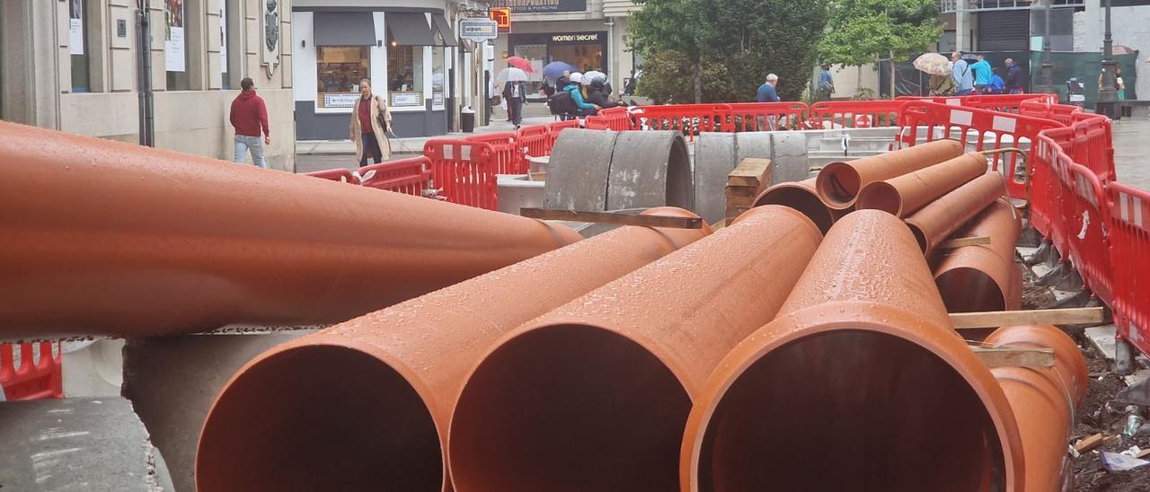 Las nuevas tuberías llegadas a la calle, ayer.