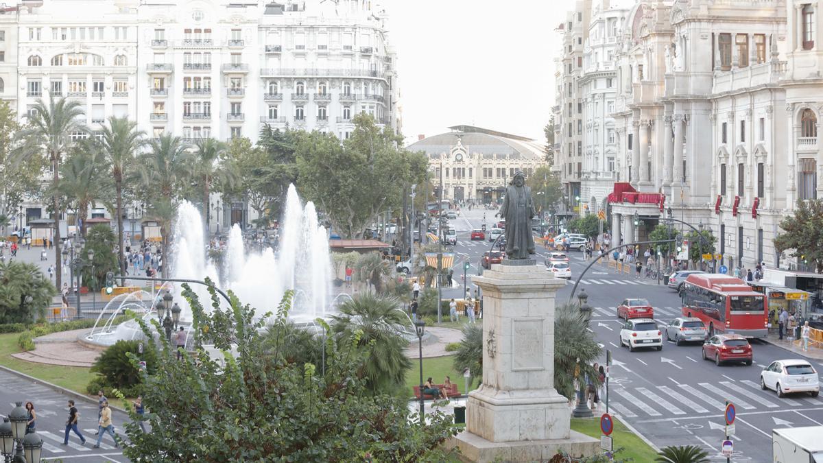 La estatua de Francesc de Vinatea en la Plaza del Ayuntamiento de València