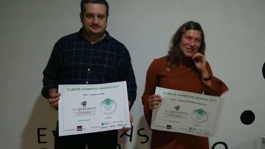 Ramón Corujo, con el diploma, junto a la ganadora en otra categoría de los premios.