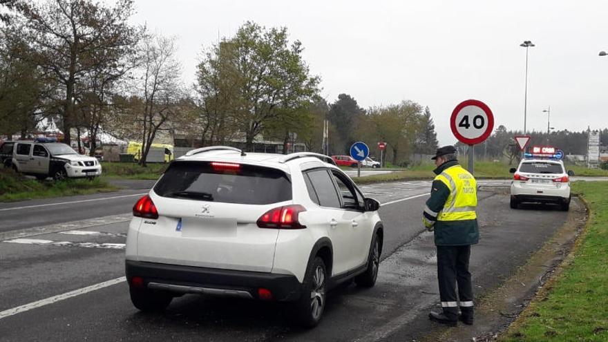 Uno de los controles de Tráfico en la zona. // G.C.