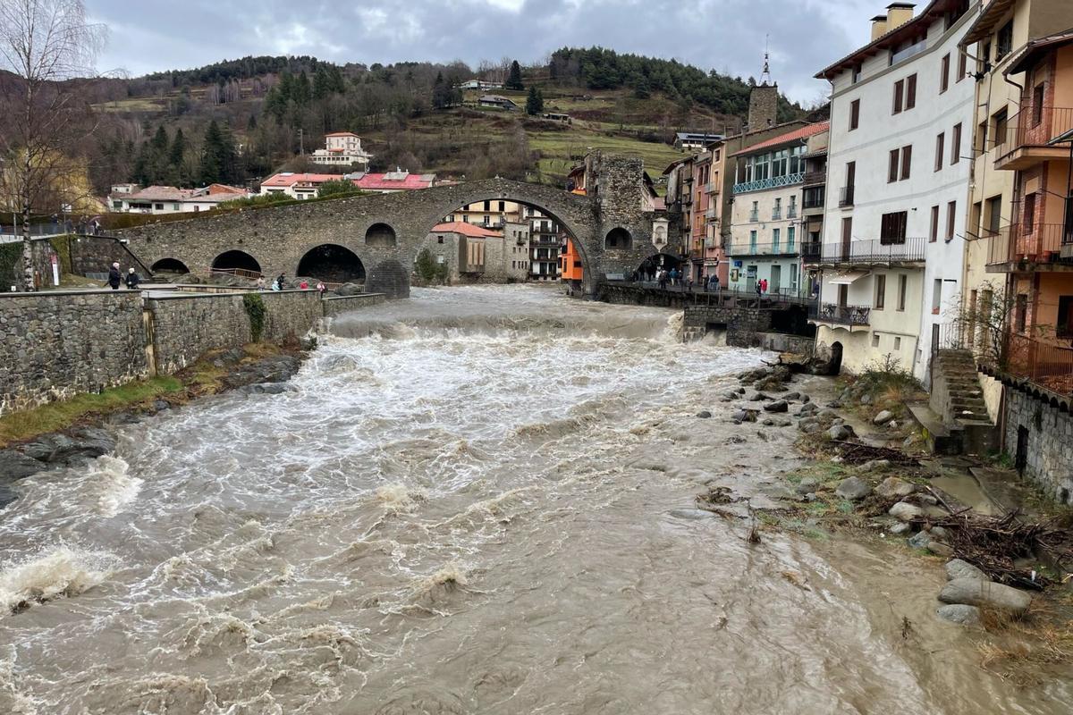 Sant Joan de les Abadesses demana no beure ni cuinar amb aigua de la xarxa per un "nivell alt de terbolesa"